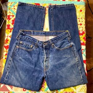 Levis 501 dark wash made in Dominican Republic W33 L32